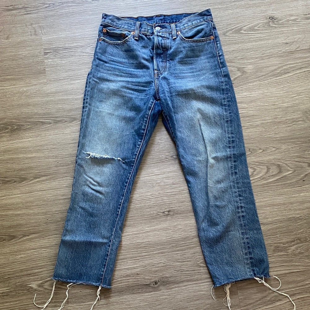 088. Levi Distressed Blue Jeans
